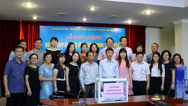  Cán bộ, nhà giáo, đoàn viên công đoàn Trường ĐHSP Hà Nội quyên góp ủng hộ giáo viên và học sinh miền Trung.
