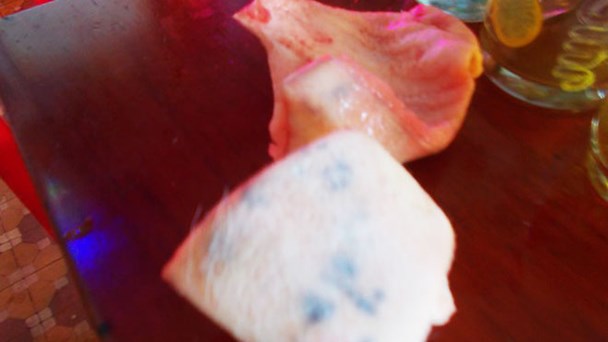 Thịt heo chết được đóng dấu để lưu hành tại chợ Đông Phú.