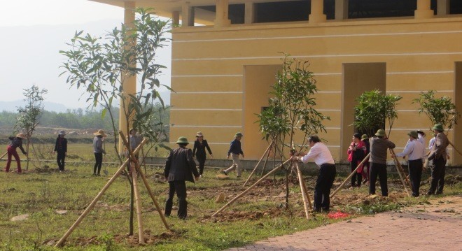 Cán bộ LĐLĐ Hà Tĩnh và Trường CĐ Nghề Công nghệ Hà Tĩnh trồng cây ở cơ sở 2 của Trường này tại xã Kỳ Trinh.