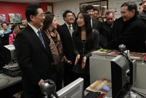 Cựu Chủ tịch Trung Quốc Hồ Cẩm Đào thăm một Viện Khổng Tử ở Chicago (Mỹ) năm 2011.