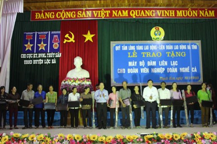 TLV Lao Động trao tặng máy bộ đàm liên lạc cho Nghiệp đoàn Nghề cá Thạch Kim cuối năm 2015. Ảnh: T.TUẤN
