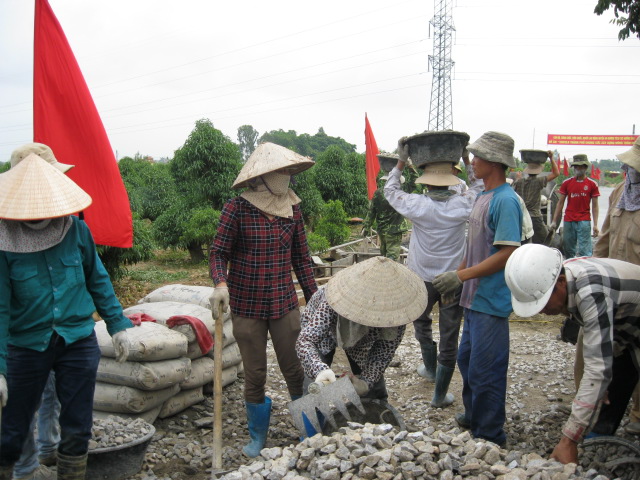 Đường liên thôn tại xã Đặng Cương được xây dựng từ kinh phí hỗ trợ của các cấp CĐ Hải Phòng