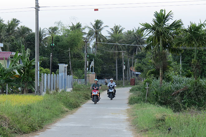 Tuyến đường liên xã Phổ Hòa - Phổ Vinh được bê tông hóa từ nguồn hỗ trợ của cấp trên và nhân dân tự nguyện hiến đất.