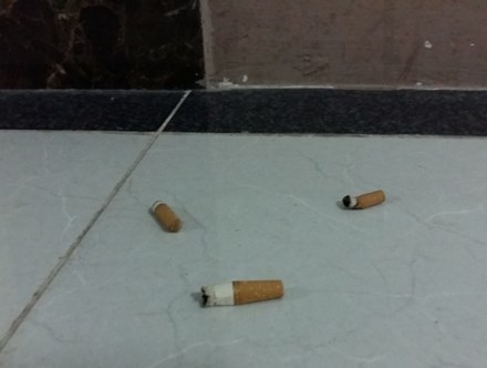 Từ hôm nay vứt tàn thuốc lá không đúng nơi quy định bị phạt đến 1 triệu đồng.