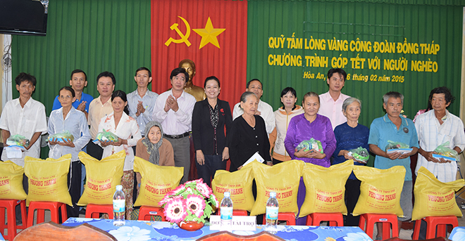 Quỹ “Tấm lòng vàng CĐ Đồng Tháp” trao quà tết cho hộ nghèo, già neo đơn ở xã Hòa An.