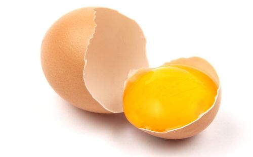 Lòng đỏ trứng: Trứng là một loại thực phẩm có hàm lượng protein cao với rất nhiều lợi ích cho sức khỏe. Tuy nhiên, lòng đỏ trứng cũng chứa rất nhiều  cholesterol và có thể gây ra rất nhiều tác hại. Ăn một lòng đỏ trứng tức là bạn đã nạp vào cơ thể 210mg cholesterol, trong khi nguyên một quả trứng chỉ chứa 212mg cholesterol. 