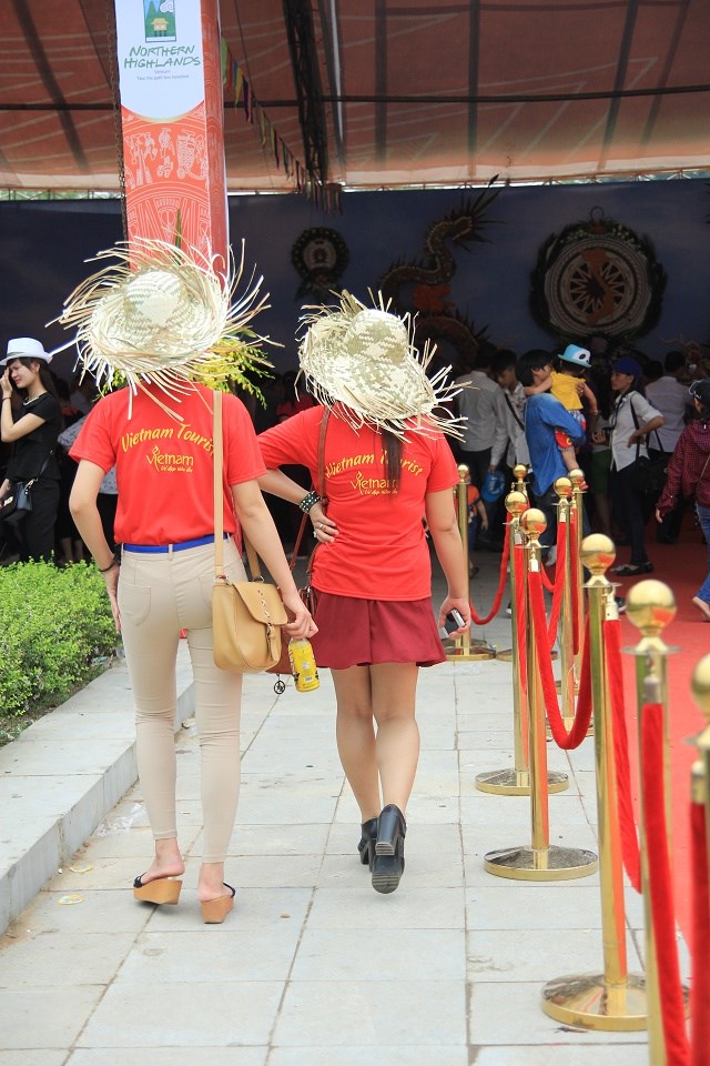 Những bộ đồ "hớ hênh" phản cảm ở lễ hội đền Hùng - Ảnh 6
