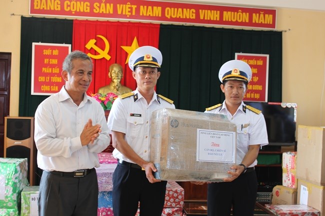 Tổng LĐLĐ Việt Nam:  Thăm, tặng quà quân, dân huyện đảo Trường Sa