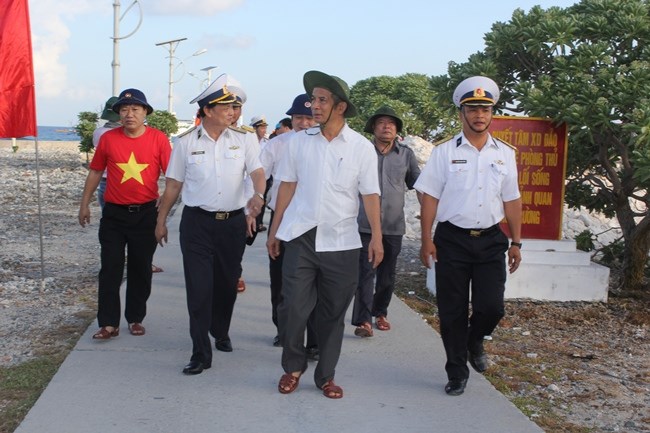 Tổng LĐLĐ Việt Nam:  Thăm, tặng quà quân, dân huyện đảo Trường Sa